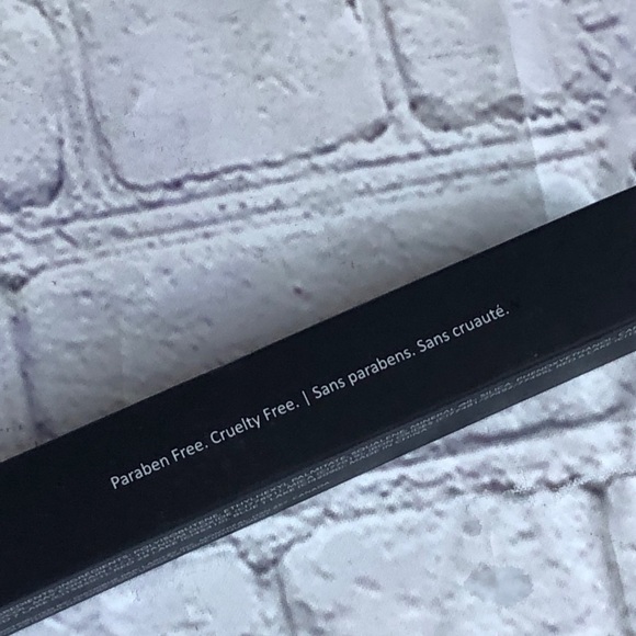 Laritzy Velvet Liquid Lipstick in color Legend New! - Picture 8 of 9